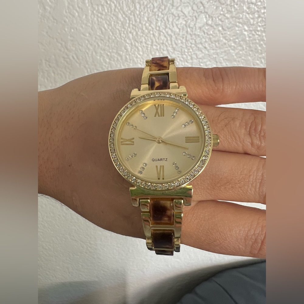 Elegant Gold Women's Watch - Picture 2 of 4